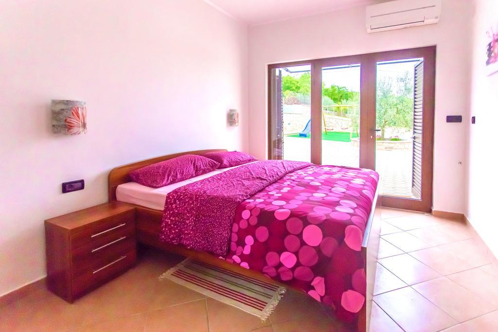 Villa Lara Karojba Cameră foto
